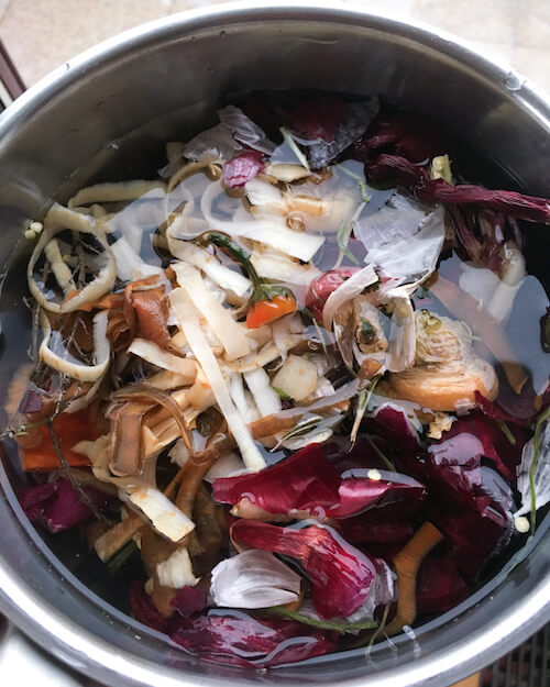 https://www.myweekendkitchen.in/make-vegetable-stock-kitchen-scrap/homemade_veggie_broth_from_kitchen_scraps/